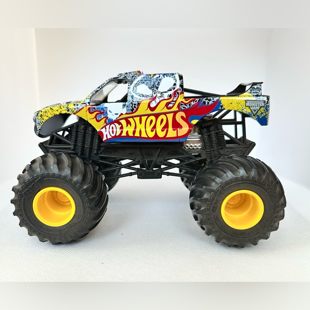 Hot Wheels Monster Jam 1:24 Team Vehicle Firestorm